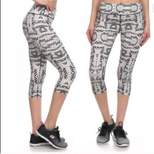 Slim fit activewear yoga pants Capri - mirror pattern